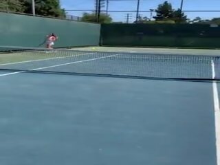 Bruneta hezká abbie maley veřejné špinavý film na tenisový soud