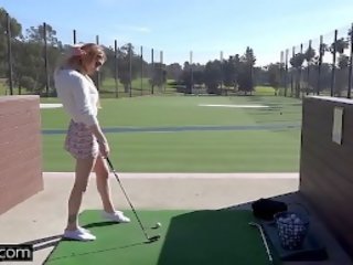 Nadya nabakova 看跌期權 她的 的陰戶 上 display 在 該 高爾夫球 課程