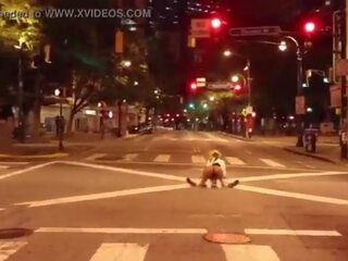 Clown prende putz succhiato in in mezzo di il strada