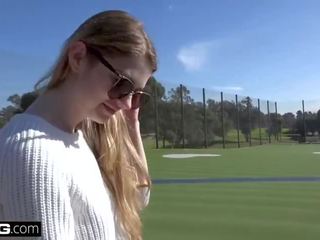 Nadya nabakova užsideda jos putė apie displėjus į as golfas kursas