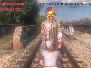 Clown quasi prende colpire da treno mentre ottenere testa