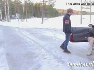 Monicamilf s سيارة breakdown في ال النرويجية winter