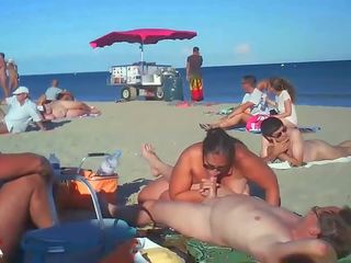 Milf klappen haar sweetheart op naakt strand door voyeurs