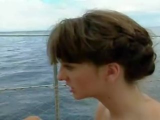 Buah dada besar lesbian kesenangan di sailing kapal pesiar