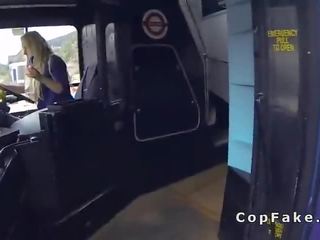 Falso poliziotto anale scopa bionda in il autobus in pubblico